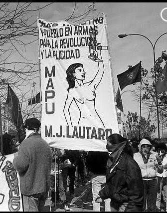 Foto en blanco y negro de un grupo de personas caminando en la calle

Descripción generada automáticamente